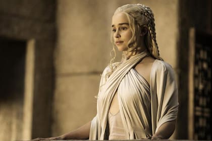 Emilia Clarke interpreta a Daenerys Targaryen, y el guión suele incluir textos en alto valyrio
