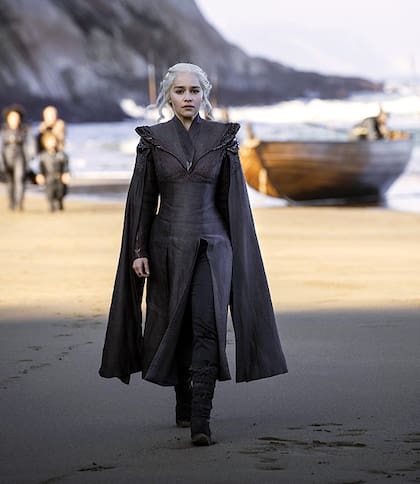 Daenerys Targaryen vuelve a Westeros para reclamar lo suyo; es el comienzo de la séptima temporada. "Es mi principio y mi final."