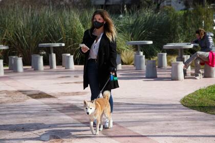 Dafne pasea a su perro y planea caminar unas cuadras junto a alguien que conoció en una app