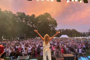 Es argentina, vivió en Los Ángeles y creó el “Fiestón” una experiencia que fusiona el bienestar con la música electrónica