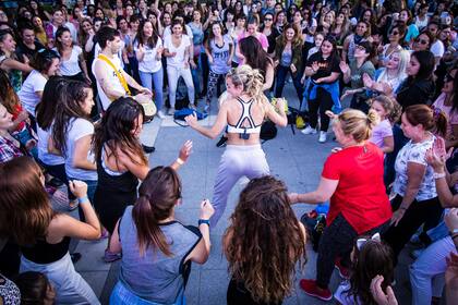 Dafne Schilling, creadora del Yoga Booty Ballet, logró que toda la audiencia se sumara a bailar y a seguir los pasos de su coreografía.