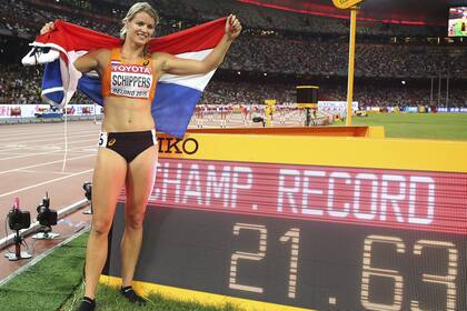 Dafne Schippers festeja su título con el nuevo récord de campeonato mundial