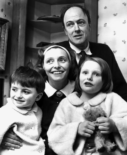 Dahl, que cumpliría 100 años en septiembre, junto a parte de su familia