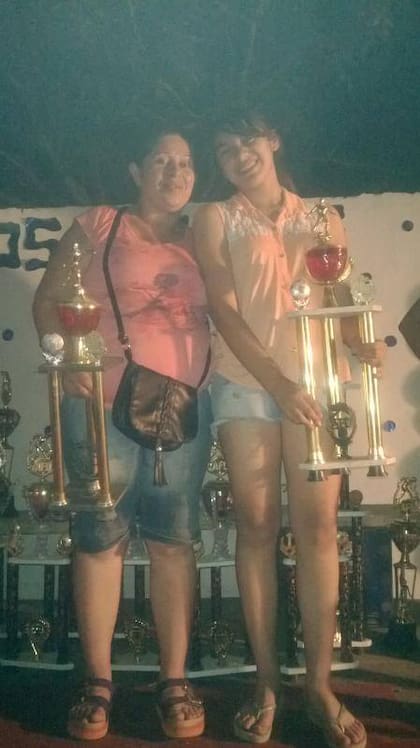 Daiana con su mamá, Yamila, también jugadora y de quien heredó el gusto por el fútbol.