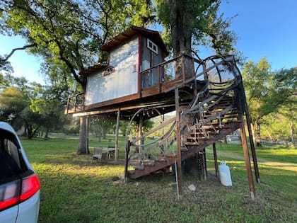 Daiana Martin Urban se alojó en una casa de árbol en California