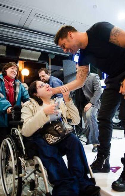 Daiana soñaba con conocer a Ricky Martin; en 2015 pudo concretar ese anhelo. Detrás de ella, su mamá, compañera y sostén de vida