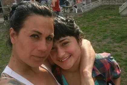Daira de adolescente junto a su madre Sabrina, antes del horror; la mujer fue asesinada por quien era su ex pareja