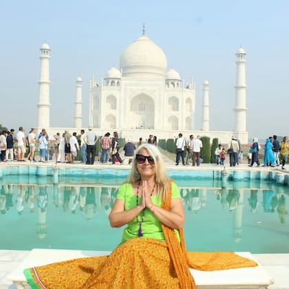 Daisy frente al Taj Mahal, "el monumento al amor"