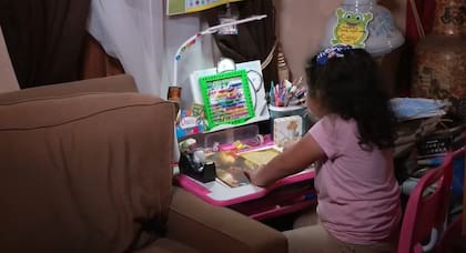 Daisy Huerta escribió su libro en un pequeño escritorio ubicado en su casa