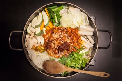 Dak Galbi, pollo marinado en salsa de gochujang con verduras, en Urijib.