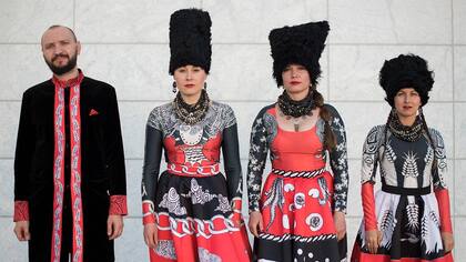 DakhaBrakha es un cuarteto ucraniano que combina los estilos musicales de varios grupos étnicos
