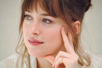 Dakota Johnson contó que se corta ella misma el flequillo desde los cuatro años