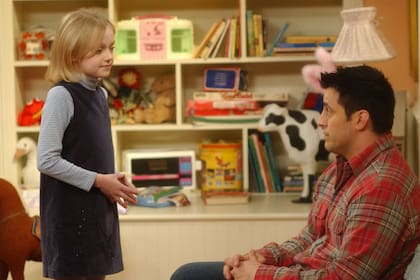Dakota Fanning junto a Matt LeBlanc en un captulo de la ltima temporada de Friends