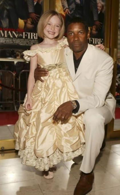 Dakota Fanning y Denzel Washington en la alfombra roja en el 2004