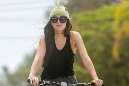 Dakota Johnson disfrutando de una paseo en bicicleta