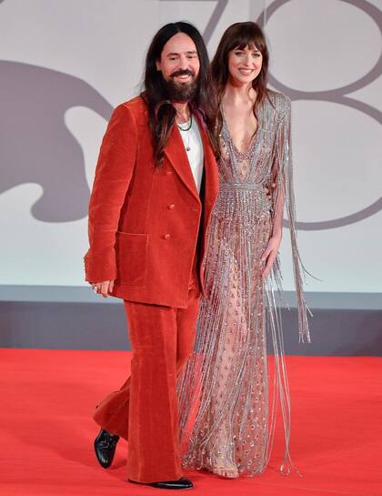 Dakota Johnson, una de las incondicionales de la marca, posa con Alessandro Michele