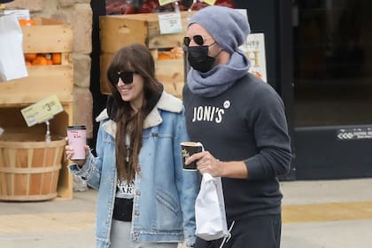 Dakota Johnson y Chris Martin, en una de las pocas imágenes que los paparazzi consiguieron de la pareja