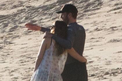 Dakota Johnson y Chris Martin juntos en el una playa de Malibú. Los rumores del romance existen desde noviembre, cuando reconocieron a la actriz de 50 sombras de grey en la cabina de sonido del recital de Coldplay en Argentina