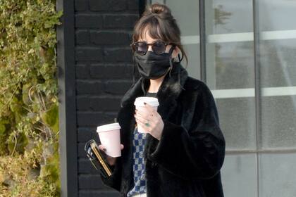 Dakota Johnson y el anillo que despertó los rumores de compromiso con Chris Martin