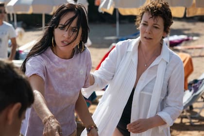 Dakota Johnson y Olivia Colman en La hija oscura