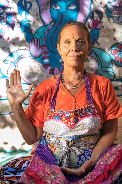 Daksha delante de uno de los murales pintados en las paredes de su restaurante de Tigre.