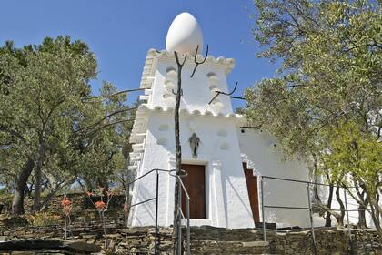 Cerca de Cadaqués, en la costa brava catalana, la casa de Dalí y Gala merece una visita