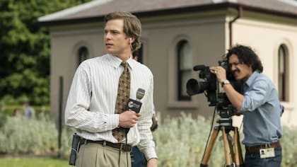 Dale Jennings (Sam Reid) es un talentoso reportero que espera con ansias la oportunidad para obtener minutos al aire en un medio feroz y competitivo como la televisión en aquellos años.