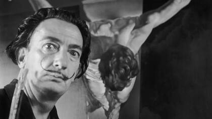 Dali (1904 - 1989) en su estudio con su pintura "Cristo de San Juan en la Cruz", el 17 de noviembre de 1951