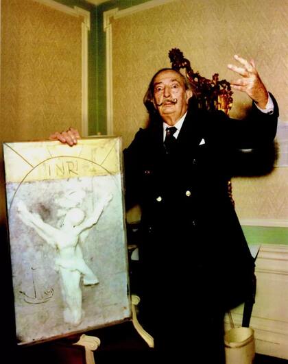 Dalí con su escultura, "Cristo de San Juan de la Cruz", también conocida como "la cera perdida"