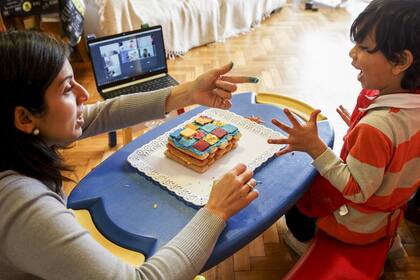 Daliana Zambrano y Thiago, en una clase de cocina creativa de El Tarantín Creativo