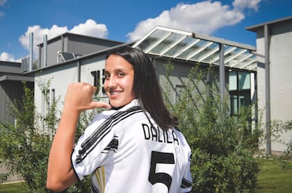 Dalila Ippólito muestra el número que le asignó la Juventus, su nuevo club. Fue el gran pase que protagonizó el fútbol argentino en los últimos años