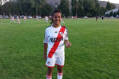 Dalila con la camiseta de River, el club donde, dice, aprendió a jugar "el fútbol de 11".