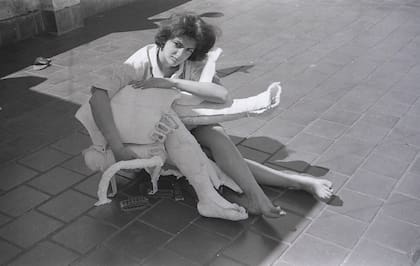 Dalila Puzzovio en la terraza de su taller con obras de la serie “Cáscaras”, 1963