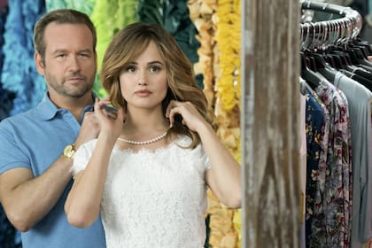 Dallas Roberts y Debby Ryan, los protagonistas de Insaciable