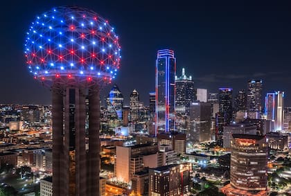 Dallas se ilumina para celebrar el Día de la Independencia de EE.UU.