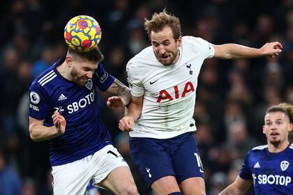 Dallas y Kane disputan la pelota durante el partido que Tottenham ganó 2-1