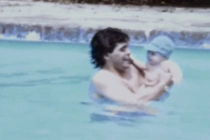 Las imágenes inéditas del archivo familiar de Maradona están entre lo mejor de esta producción