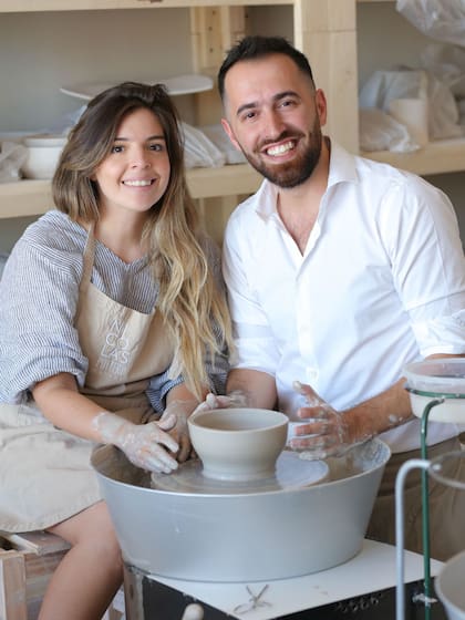 Dalma, confeccionando los souvenirs junto a su profesor