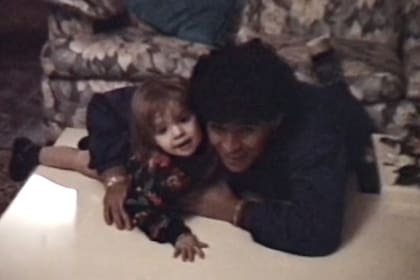 Dalma Maradona de chiquita jugando con su papá