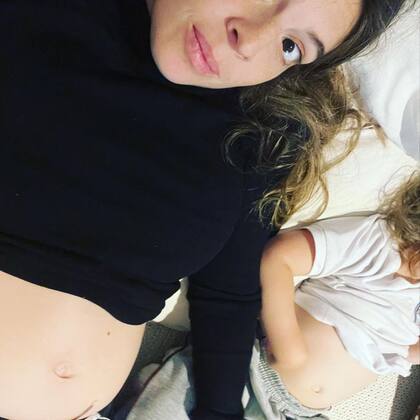 Dalma Maradona, embarazada por segunda vez, junto a su hija Roma