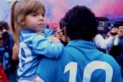 Dalma Maradona junto a su papá cuando el Napoli se consagró campeón de la serie A de Italia