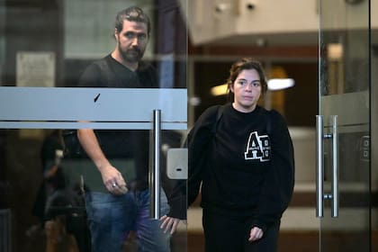 Dalma Maradona y su marido, Andres Caldarelli, salen de los tribunales de San Isidro