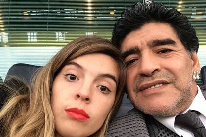 Dalma y Diego, en las tribunas del Stamford Bridge
