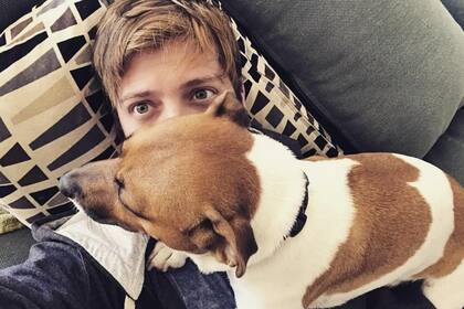 Dalmau junto a Roger, su perro que está en Los Ángeles, California