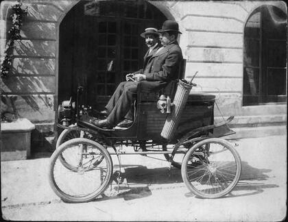 Dalmiro Varela Castex, el fundador del ACA fue también quien importó el primer automóvil que rodó en la Argentina: un Daimler a vapor en 1892.