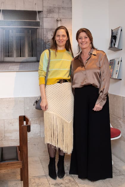 Damasia Böhtlingk, editora en Díaz Ortiz Ediciones, junto a Florencia Etchesortu, artista y curadora