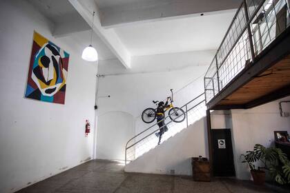 Dame Morales, muralista y graffitero, en los espacios comunes de Deofi Estudio