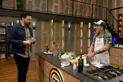 Damián Betular se formó en Argentina, Estados Unidos y Europa, conocimientos que pone en juego a la hora de evaluar a los participantes de MasterChef Celebrity