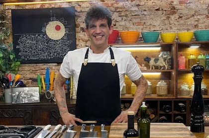Delorenzi trabajó en la televisión rosarina, ofició de productor gastronómico de El Trece y dio servicio en reconocidas cadenas hoteleras de la Argentina y Uruguay.
