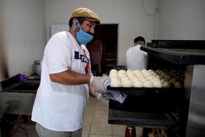 Damián Altamirano saca otra tanda de pan en el barrio 30 de Agosto, Lomas de Zamora
